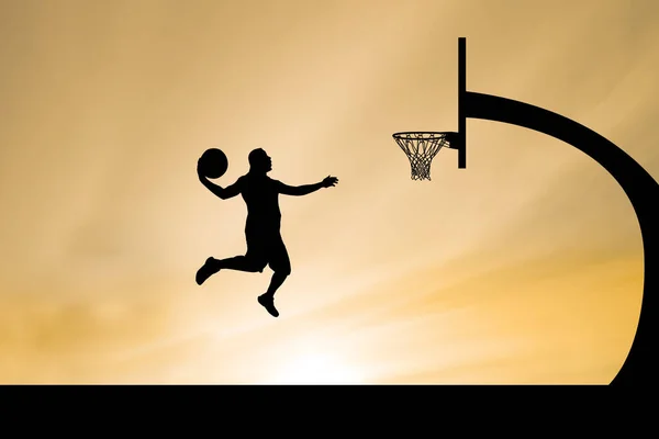 Basketballer Springen Zum Dunk Abends Auf Dem Außenplatz Punkten — Stockfoto