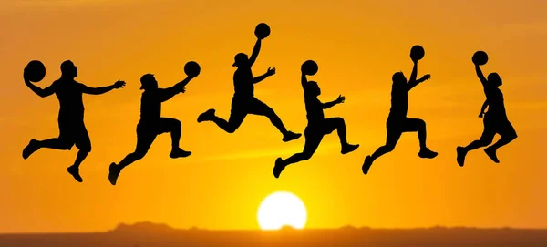 Koszykarze Skaczą Wsad Aby Zdobyć Wieczornym Boisku Świeżym Powietrzu — Zdjęcie stockowe