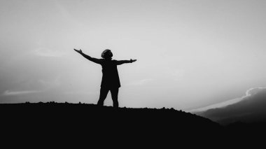 Proje geçmişiniz için insanların siyah beyaz resimleri.