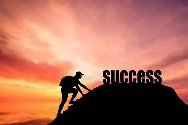 山の頂上に登る男は彼の前に成功のメッセージを持っています 岩の上の男は太陽に会う 成功の概念 — ストック写真