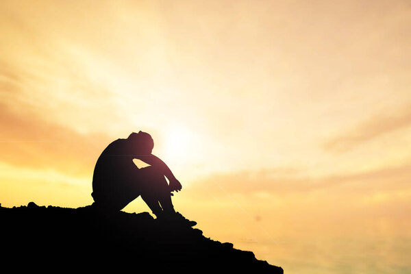 Безработный сидел с опущенной головой в отчаянии..