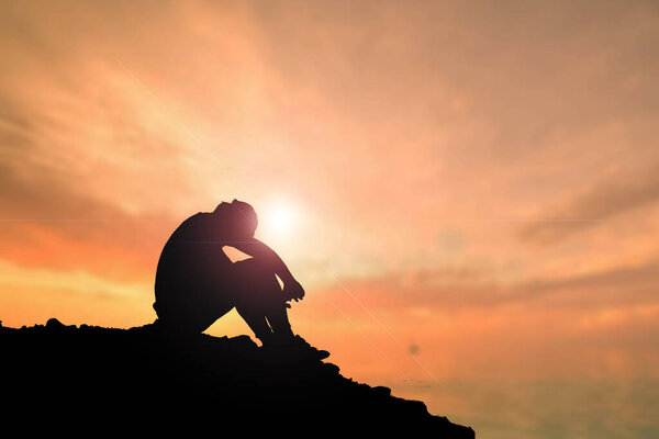 Безработный сидел с опущенной головой в отчаянии..