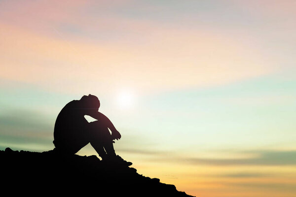 Безработный сидел с опущенной головой в отчаянии..