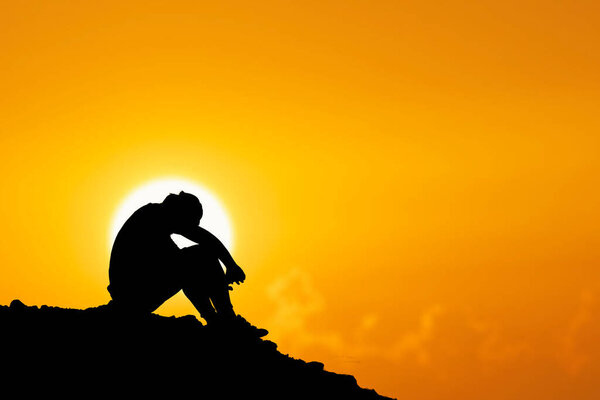 Безработный сидел с опущенной головой в отчаянии..