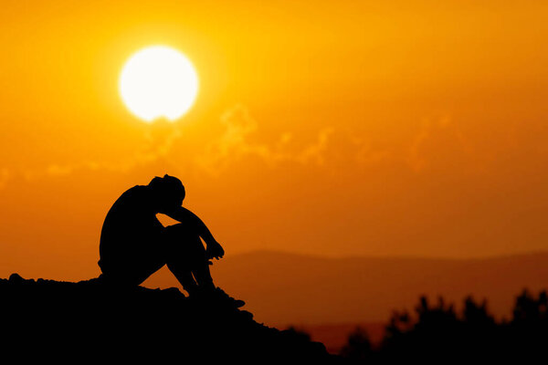 Безработный сидел с опущенной головой в отчаянии..