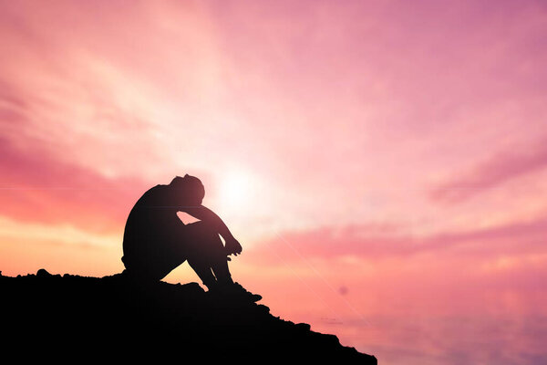 Безработный сидел с опущенной головой в отчаянии..