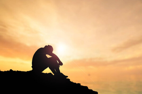 Безработный сидел с опущенной головой в отчаянии..