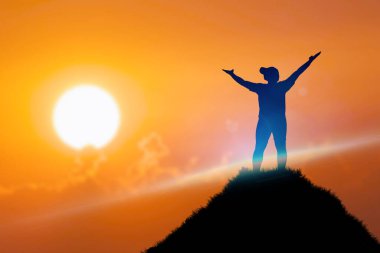 Dağın zirvesine tırmanan bir adamın önünde bir başarı mesajı vardır. Bir kayanın tepesinde güneşlenen bir adam. başarı kavramı