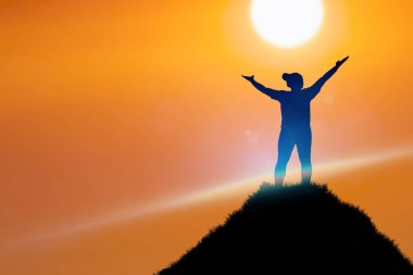 Dağın zirvesine tırmanan bir adamın önünde bir başarı mesajı vardır. Bir kayanın tepesinde güneşlenen bir adam. başarı kavramı