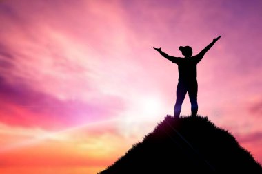 Dağın zirvesine tırmanan bir adamın önünde bir başarı mesajı vardır. Bir kayanın tepesinde güneşlenen bir adam. başarı kavramı