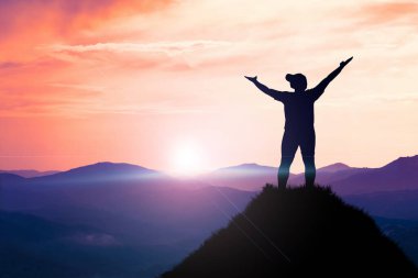 Dağın zirvesine tırmanan bir adamın önünde bir başarı mesajı vardır. Bir kayanın tepesinde güneşlenen bir adam. başarı kavramı