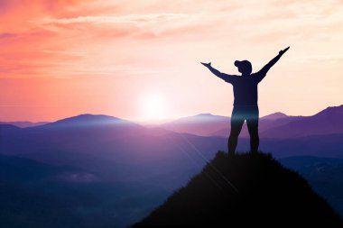 Dağın zirvesine tırmanan bir adamın önünde bir başarı mesajı vardır. Bir kayanın tepesinde güneşlenen bir adam. başarı kavramı