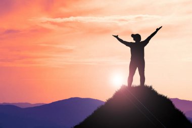 Dağın zirvesine tırmanan bir adamın önünde bir başarı mesajı vardır. Bir kayanın tepesinde güneşlenen bir adam. başarı kavramı