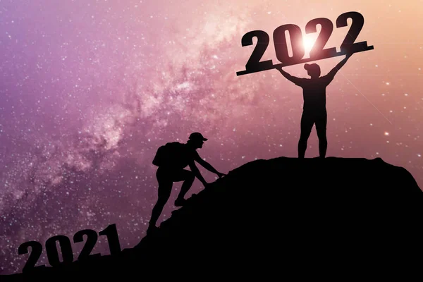 2022 크리스마스와 새해를 합니다 실루엣 2021 절벽에서 햇빛으로 2022 까지입니다 — 스톡 사진