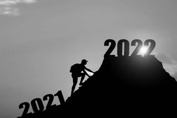 2022 크리스마스와 새해를 합니다 실루엣 2021 절벽에서 햇빛으로 2022 까지입니다 — 스톡 사진