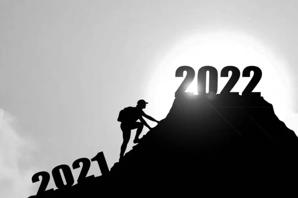 2022 크리스마스와 새해를 합니다 실루엣 2021 절벽에서 햇빛으로 2022 까지입니다 — 스톡 사진