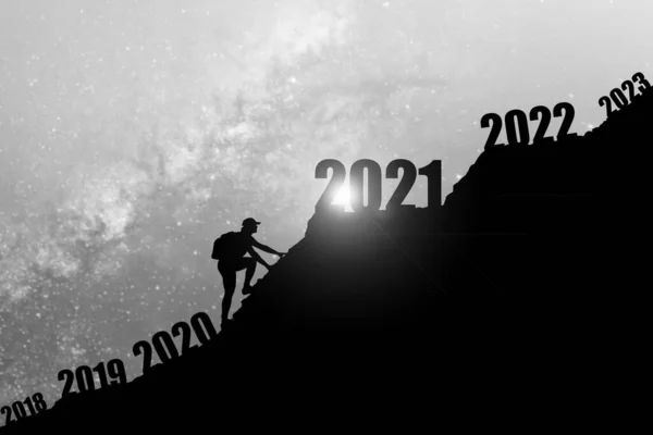Hombre Escalando Montañas Pasando Por Cambiando 2019 2020 Para Entrar —  Fotos de Stock