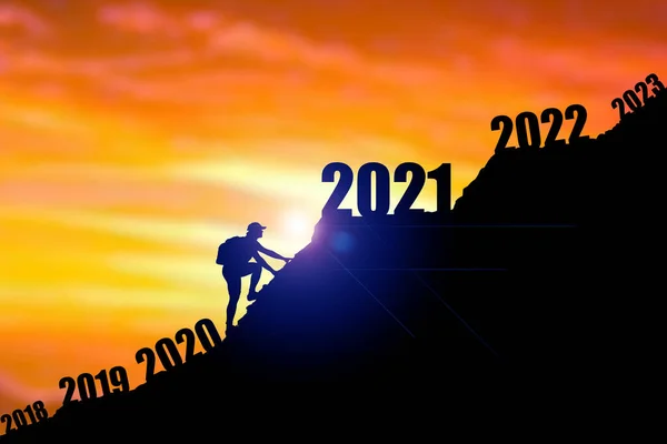 男は山に登り 2019 2020を通過して変化し 2021に入る 2021年の新年のコンセプト 幸せな新年と休日の概念 ヴィンテージトーンフィルター効果カラースタイル 成功した新年のコンセプト — ストック写真