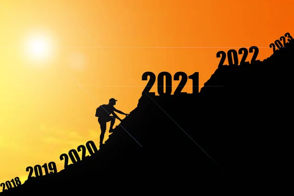2019 2020 2021 Girmek Için Dağlara Tırmanan Değişen Bir Adam — Stok fotoğraf