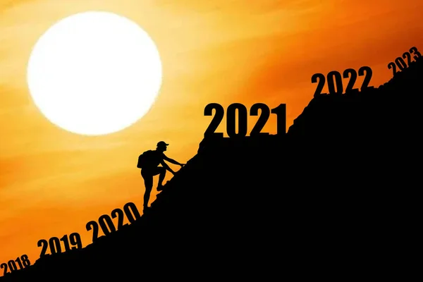 2019 2020 2021 Girmek Için Dağlara Tırmanan Değişen Bir Adam — Stok fotoğraf