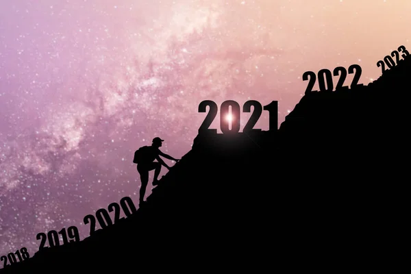 人类爬山 穿越并改变2019年 2020年进入2021年 2021年新年快乐 新年快乐 节日快乐 复古色调过滤效果色彩风格 成功的新年理念 — 图库照片