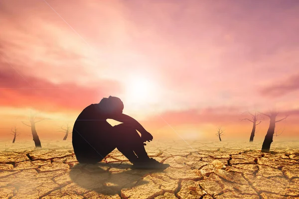 Mensen Zitten Met Hun Hoofd Naar Beneden Hoopvol Een Droog — Stockfoto