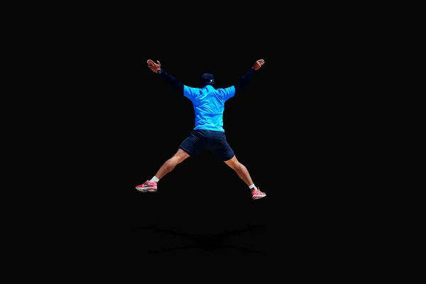 Mann Springt Mit Armen Und Beinen Fröhlich Auf Farbigem Hintergrund — Stockfoto