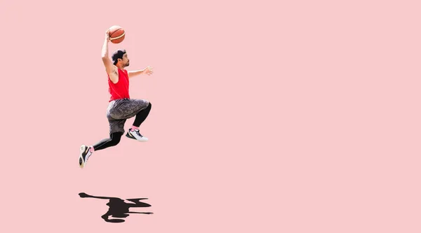 Aziatisch Basketbal Speler Springen Dunk Scoren Gekleurde Achtergrond Met Knippen — Stockfoto