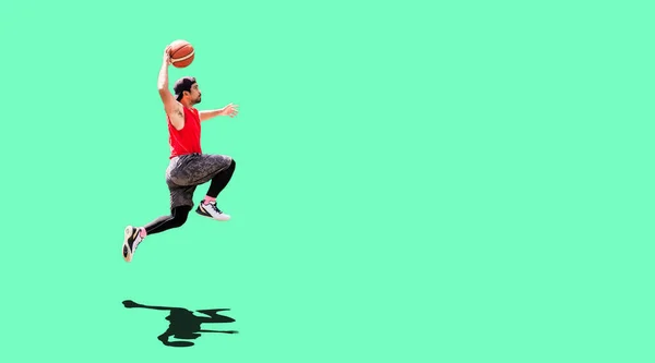 Giocatore Basket Asiatico Saltando Schiacciata Segnare Sfondo Colorato Con Percorso — Foto Stock