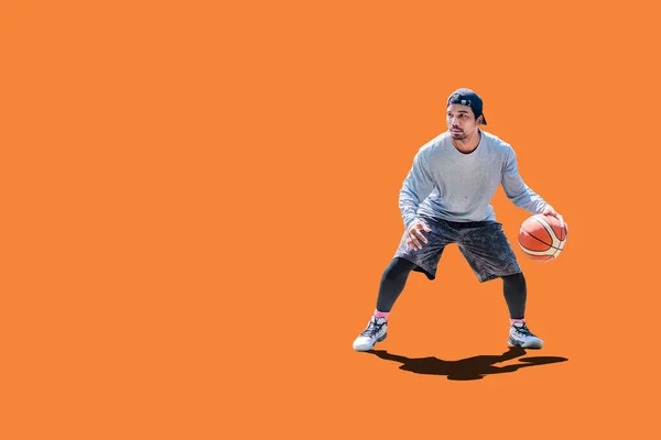 Азіатський Чоловік Грає Баскетбол Вільний Одяг Кольоровому Тлі Обрізаною Стежкою — стокове фото