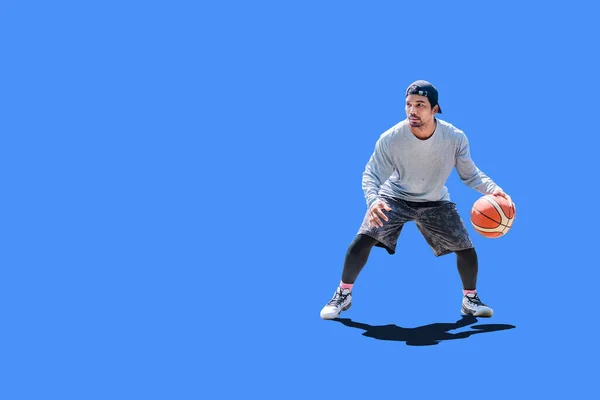 Ásia Homem Jogar Basquete Lazer Roupas Colorido Fundo Com Clipping — Fotografia de Stock