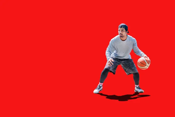 Asiatische Mann Spielt Basketball Freizeitkleidung Auf Farbigem Hintergrund Mit Clipping — Stockfoto