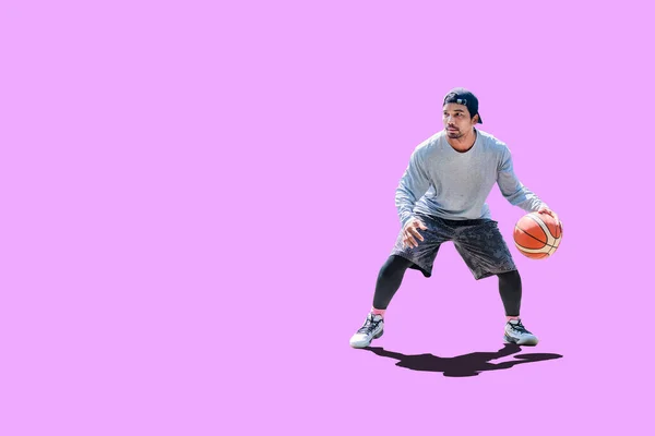 Asiatische Mann Spielt Basketball Freizeitkleidung Auf Farbigem Hintergrund Mit Clipping — Stockfoto