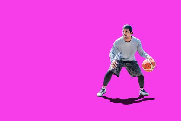 Asiatische Mann Spielt Basketball Freizeitkleidung Auf Farbigem Hintergrund Mit Clipping — Stockfoto