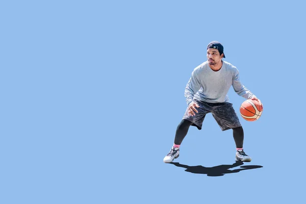 Aziatisch Man Spelen Basketbal Vrijetijdskleding Gekleurde Achtergrond Met Clipping Pad — Stockfoto