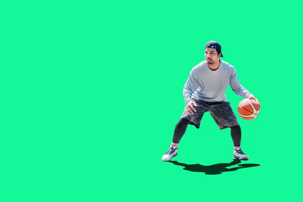 Asiatisk Man Spelar Basket Fritid Kläder Färgad Bakgrund Med Klippning — Stockfoto