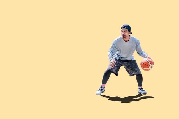 Asiatique Homme Jouer Basket Ball Vêtements Loisirs Sur Fond Coloré — Photo