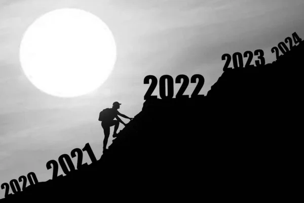 男は山に登り 2020年 2021年を通過して変化し 2022年に入る 2022年の新年のコンセプト あけましておめでとうございます 新年のコンセプト — ストック写真