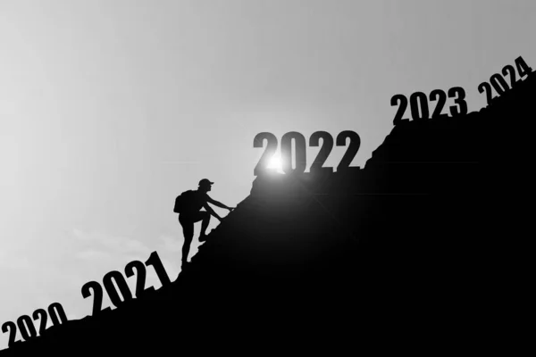 男は山に登り 2020年 2021年を通過して変化し 2022年に入る 2022年の新年のコンセプト あけましておめでとうございます 新年のコンセプト — ストック写真
