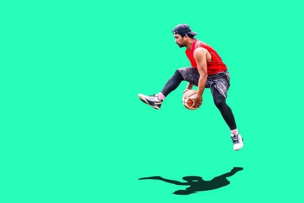 Азіатський Чоловік Грає Баскетбол Вільний Одяг Кольоровому Тлі Обрізаною Стежкою — стокове фото