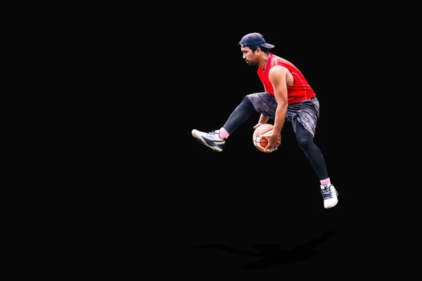 アジア人男性遊びバスケットボールでレジャー服上の色の背景 — ストック写真