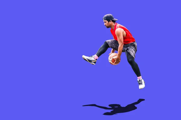 Asiatischer Mann Spielt Basketball Freizeitkleidung Auf Farbigem Hintergrund — Stockfoto