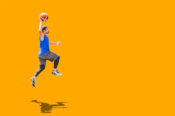 Ασιάτης Μπασκετμπολίστας Πηδώντας Dunk Σκοράρει Έγχρωμο Φόντο — Φωτογραφία Αρχείου