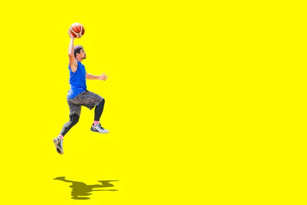 Asiatischer Basketballer Springt Dunk Auf Farbigem Hintergrund Punkten — Stockfoto