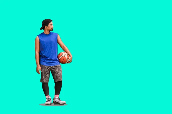 Südostasiatische Basketballspieler Stehen Mit Einem Basketball Auf Einer Betonwand Mit — Stockfoto