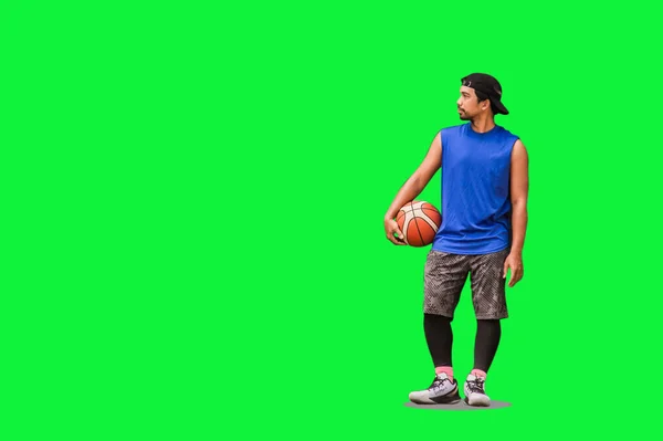 Südostasiatische Basketballspieler Stehen Mit Einem Basketball Auf Einer Betonwand Mit — Stockfoto