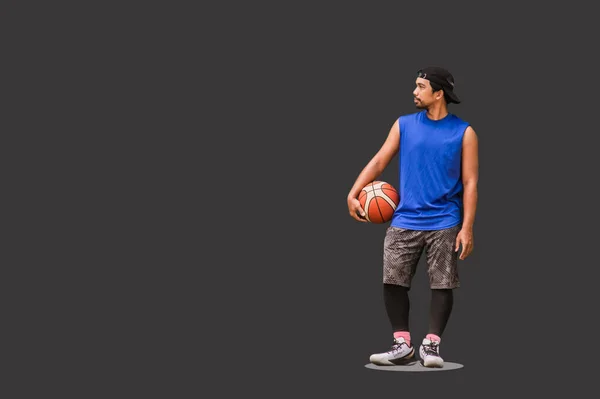 Südostasiatische Basketballspieler Stehen Mit Einem Basketball Auf Einer Betonwand Mit — Stockfoto