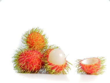 Olgun rambutan yemek için lezzetlidir. Beyaz arka planda Rambutan. Tayland meyvesi konsepti. Rambutan tatlı lezzetli meyve beyaz arka planda izole
