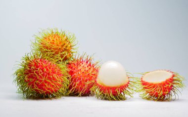 Olgun rambutan yemek için lezzetlidir. Beyaz arka planda Rambutan. Tayland meyvesi konsepti. Rambutan tatlı lezzetli meyve beyaz arka planda izole