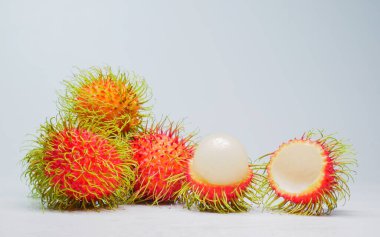 Olgun rambutan yemek için lezzetlidir. Beyaz arka planda Rambutan. Tayland meyvesi konsepti. Rambutan tatlı lezzetli meyve beyaz arka planda izole